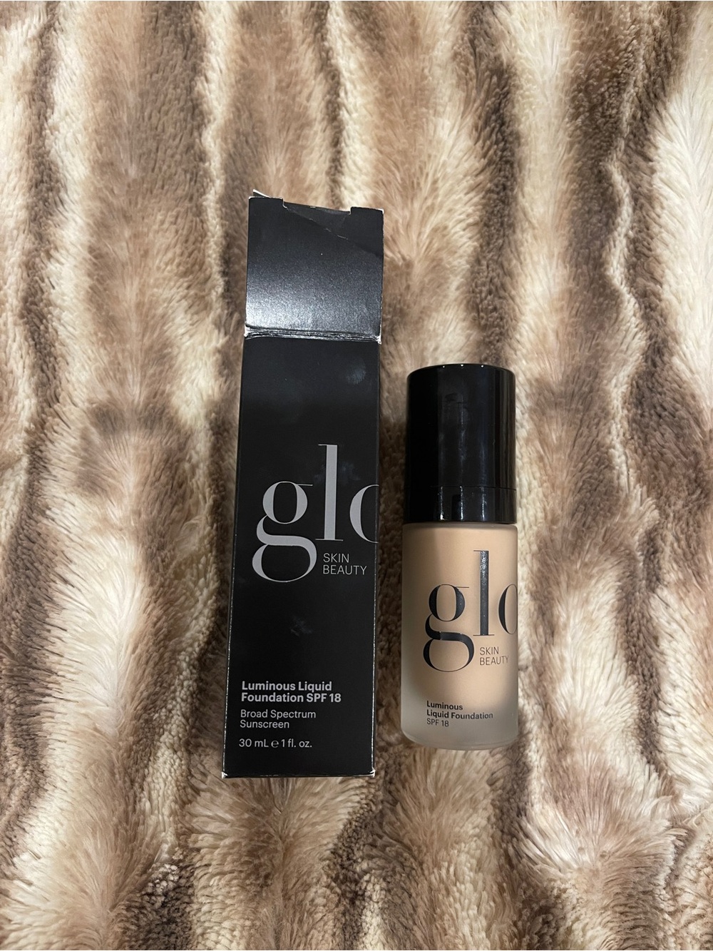 Glo Skin Beauty Luminous Liquid Foundation SPF 18 in Shade Naturelle NEW
